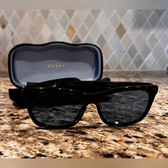 Gucci Sunglasses Unisex - Picture 1 of 2